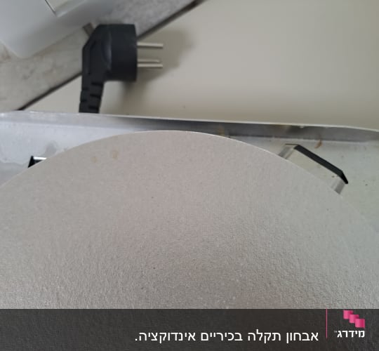 תקע חשמלי ליד מכשיר מתכת עגול